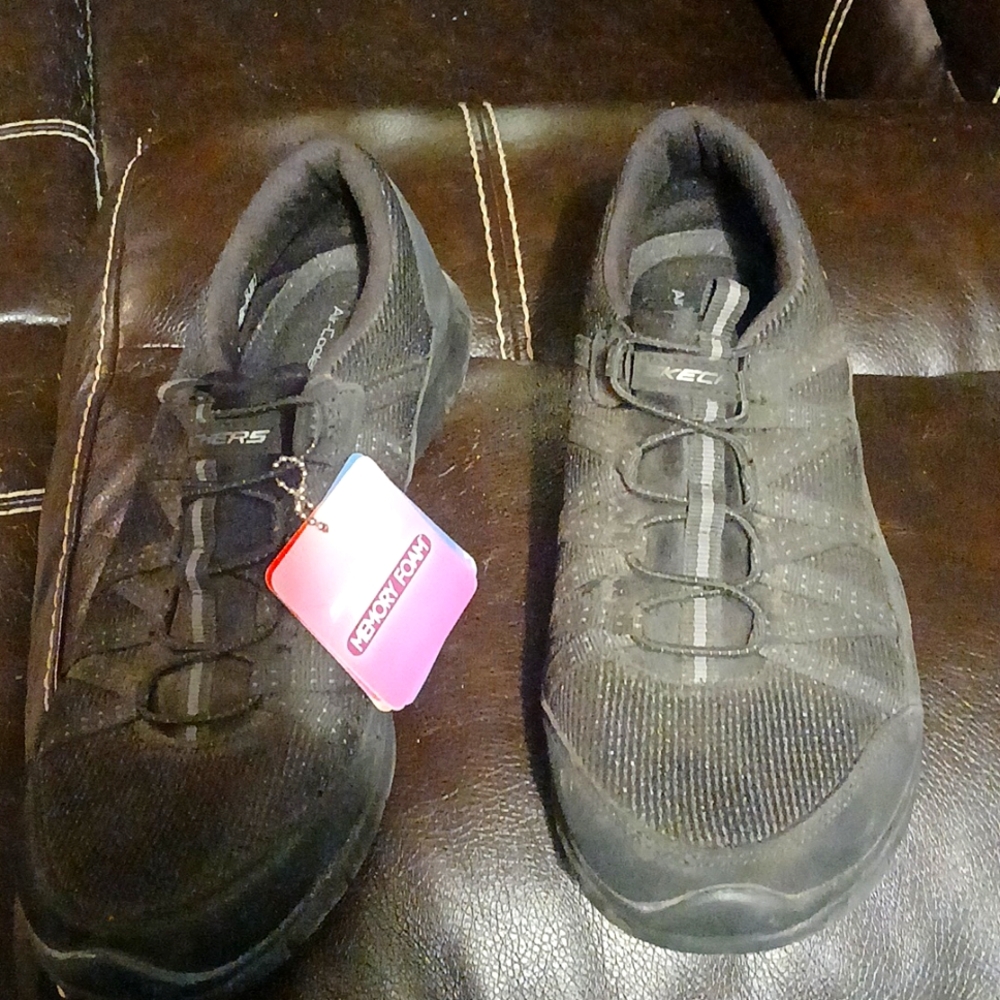 Black non-slip tennis sketchers